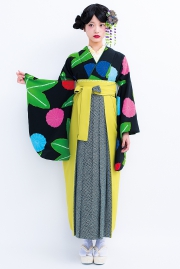 袴レンタル卒業式『hakama0000072』紅一点袴IN-4　黒の着物ピンク水色赤青の菊と緑のもみじ　黄色の袴黒の模様　和モダン袴　レトロ袴